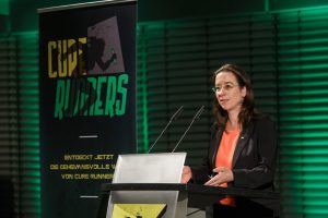Bettina von Jagow begrüsst die Gäste